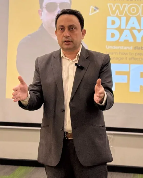 Dr. Rizwan Niazi speaking at a World Diabetes Day talk